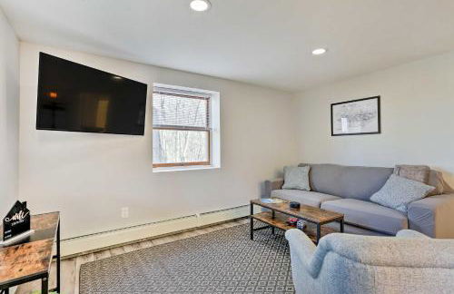 Charming Beacon Apt with Fire Pit Near Hiking! - Photo 1