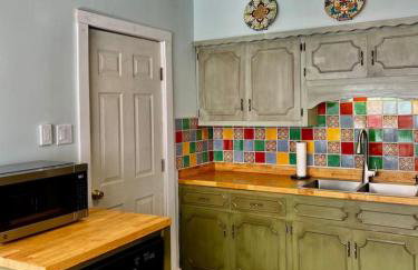 2 bed with Washer and Dryer, pets ok, 5 min to Farmers Market - Foto 10
