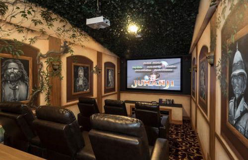 Lakefront Mansion on 10 Acres - Sleeps 15-45 - Foto 77