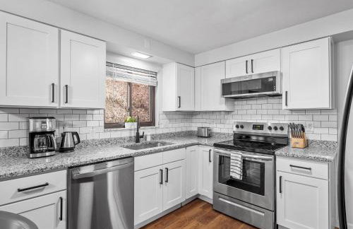 Stylish and Accessible Six Bedroom Home in Wexford/Pittsburg With Kids Amenities - Foto 11