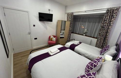 Minstead Houses 5 Bedroom Large House inc 3 Twin Rooms B24 just off M6-J6 Free Parking Driveway 2 Showers Bath 2 WCs Fast Wi-Fi Garden Airport NEC Contractor HS2 Teams Weekly Stays Welcomed Best-in-Class - Foto 4