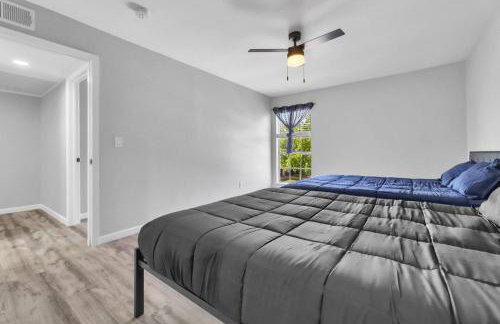 Bright 2BR Condo Near Restaurants and Entertainment - Foto 12