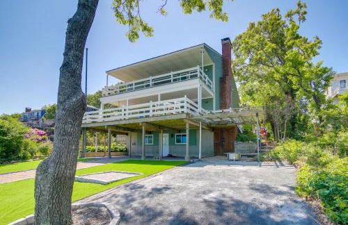 4 Mi to Downtown Plymouth! Bayfront Home with Deck - Foto 1