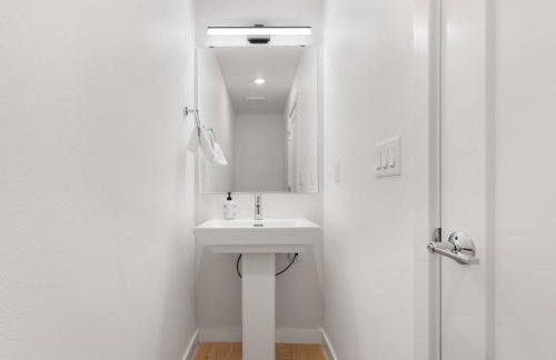 Luxe Central Home with Views & Rooftop - Foto 18