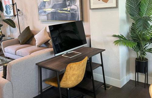 Stylish & Spacious Centrally-Located Home w/Garage - Foto 9