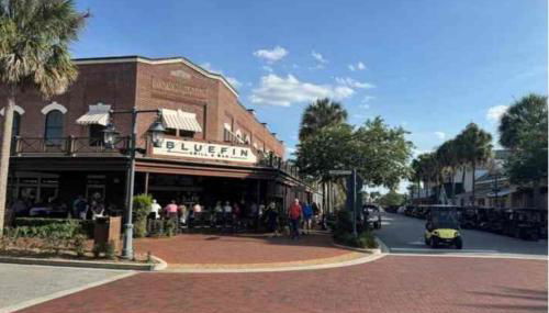 Cozy 2BR in The Villages With BBQ and 4 Seaters Golfcart King Bed - Foto 4