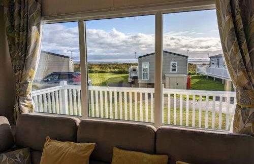 Beautiful Pet Friendly Southerness Caravan With Sea View & Decking Area - Foto 7