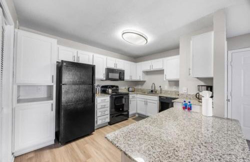 2BR Modern Hideaway near Downtown, Gated, Pool - Foto 25