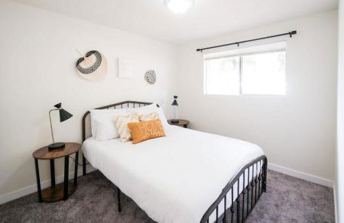 Beautiful Light-filled Farmhouse w swing & slide - Foto 29