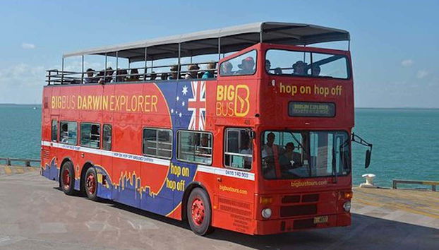 En bus con el mar de fondo