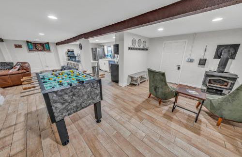 NEW! HUGE 5BR Mountain Views Game Room Hot Tub Lawn Games BBQ - Photo 58