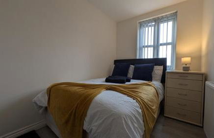 Large Modern House With Private Parking - Photo 98