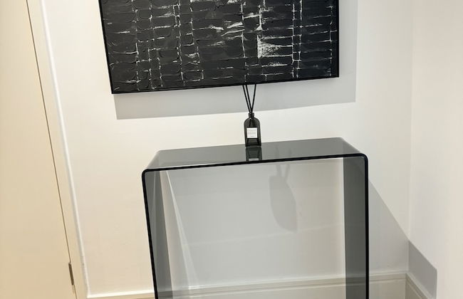 STUNNING 2 BED APARTMENT WITH PARKING - Foto 20