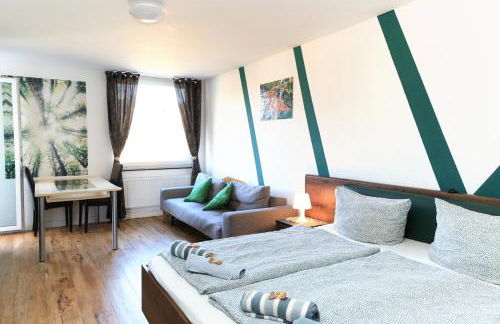 - Forest Retreat Deluxe - 2 Bedroom Apartment - 75 qm - Fully Renovated 2025 with TV & Netflix - King Size Beds - Full Kitchen - Free Parking - Close to Airport & Train - - Foto 2