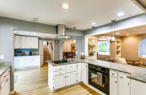 Large Yard with Pond Family Retreat in New Albany! - Foto 11