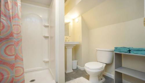 Lovely Retreat Backyard With Deck and entertain room - Photo 3