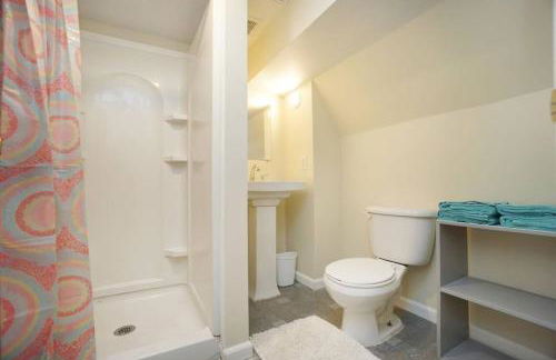 Lovely Retreat Backyard With Deck and entertain room - Photo 3