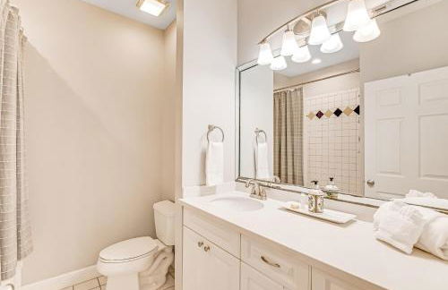 Dog-friendly beachfront dream with a wet bar & two furnished balconies - Foto 30