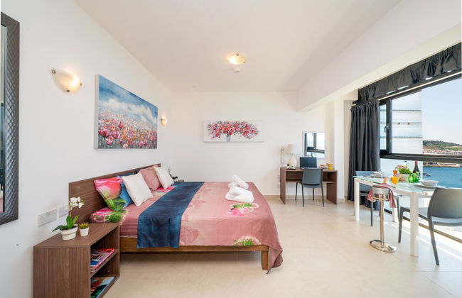 Islet Promenade Studio with Hot Tub and Panoramic Sea Views by GetawaysMalta - Foto 3