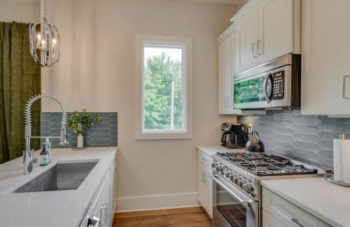 7BR Retreat, Rooftops, Garages, Walkable to Faves 5 Mins to Nissan Stadium, Less than 10 Mins to Broadway, 24 Hr Hospitality, Great for Groups - Foto 63