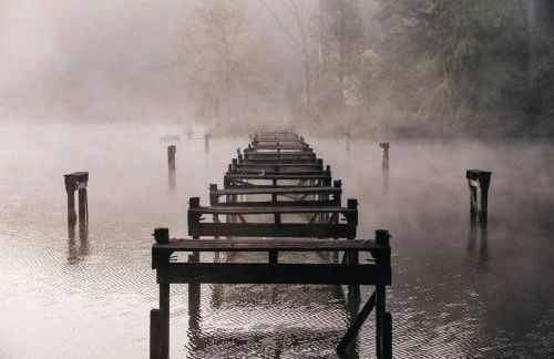 Rustic Chic Alabama Cabin w Loft Fire Pit Pet Friendly Fenced Yard Lake Guntersville - Lucky Lodge - Foto 58