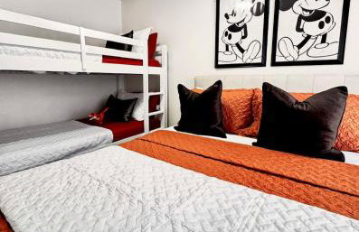 Modern 3BR Retreat with Comfort & Style Near Disney - Foto 10