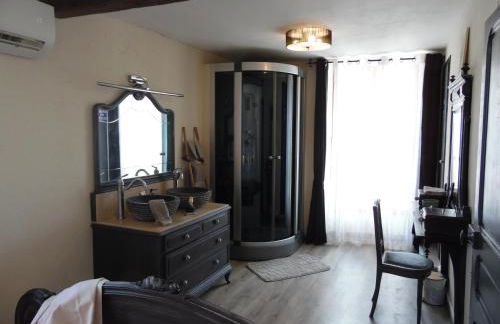 Chez Jérôme, au pied de la cité médiévale - Foto 9