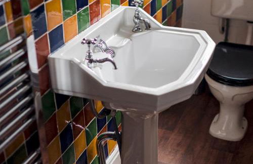 Beautiful, traditional 2 bed flat w free parking - Pass the Keys - Photo 47