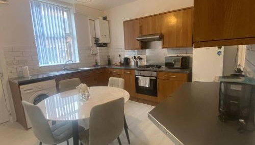 3-Bed House Near M1 & Meadowhall with Free Parking - Foto 4