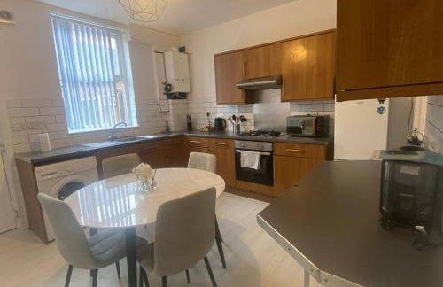 3-Bed House Near M1 & Meadowhall with Free Parking - Foto 4