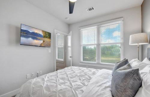 Charming Apartment in Southtown Wifi Pool Gym - Photo 19