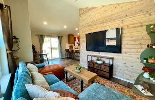 Colorful Comfort 3 Bedroom Home with Fenced yard - Foto 18