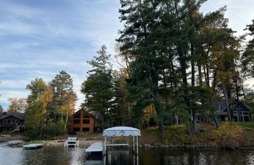 Large Log Home on Lake with Hot Tub - Foto 18