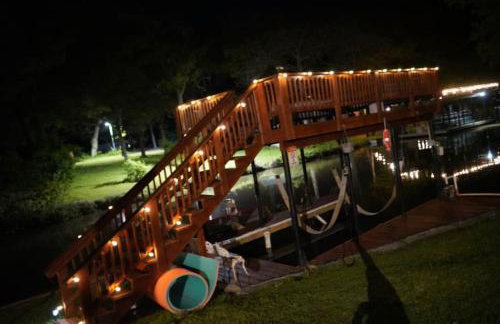 Massive lakefront home with HOT TUB - Foto 69