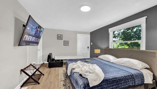 3 mins from Downtown - PS5, King Bed & EV Charger - Foto 3