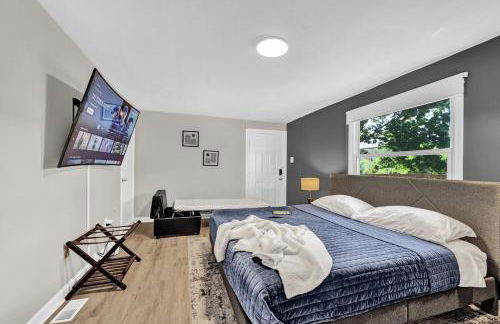 3 mins from Downtown - PS5, King Bed & EV Charger - Foto 3