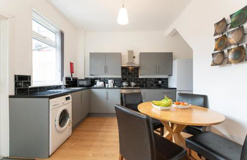 Comfy 2BR Home in Leigh Ideal for Families & Work Stays Sleeps 4 - Photo 15