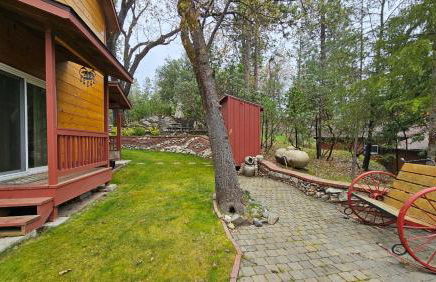 Knotty Pine Cabin with Artisan Stone Patio - Walk to Bass Lake - Foto 41