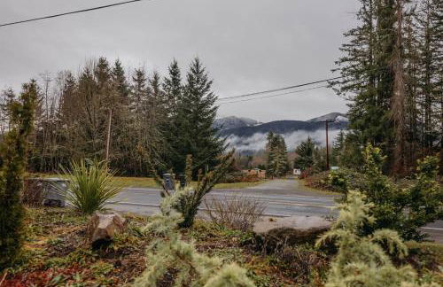 Mt Rainier Retreat with Spa Bathroom-Hot Tub-Fireplace - Foto 36