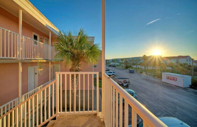 Oceanfront Condo w/ Private Balcony Pool + Tennis Bubbly Blew by Avantstay - Foto 34