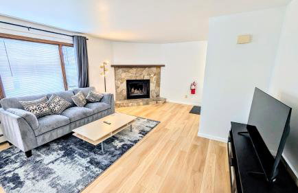 Spacious Downtown 2-bdrm Apartment - Photo 1