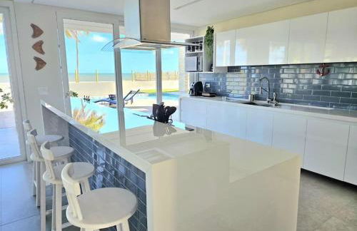 Piscina aquecida, 5 suítes e pé na areia com vista espetacular!! - Photo 19