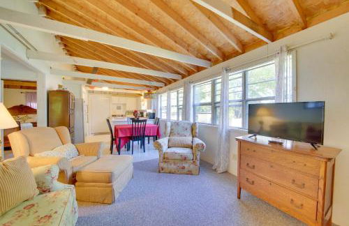 Rustic Retreat Across from Lake Family Friendly! - Foto 1