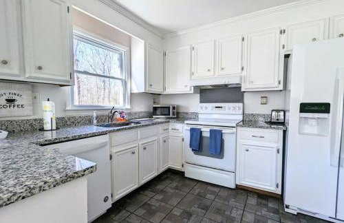 Spacious family friendly home with game room by UNC Charlotte - Foto 18