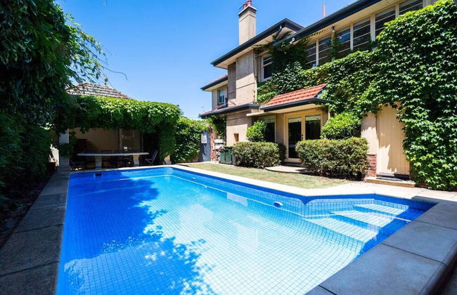 Beautiful 2 Story Manor Close to Beach and all - Foto 4