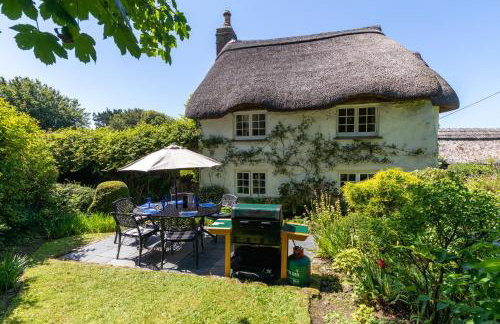 Putsborough Manor 3 Self Catering Cottages with Beach a short walk, dog friendly all year, On site Tennis, Play Area, Paddock, Spa baths, BBQ, Private Gardens, Superfast WIFI - Photo 2