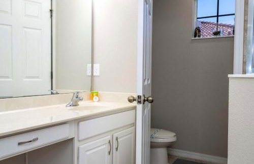 4BR Lakefront - Themed Rooms - Pool & BBQ! - Foto 68