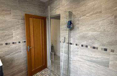 Modern Comfort for Longer Stays in Bury, 2-Bedrooms - Foto 9