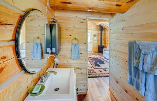 Mtn Views and Fireplace Cozy Trout Creek Tiny Home - Foto 14