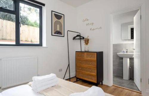 Modern and Bright Home Minutes From Central London - Pass the Keys - Foto 9